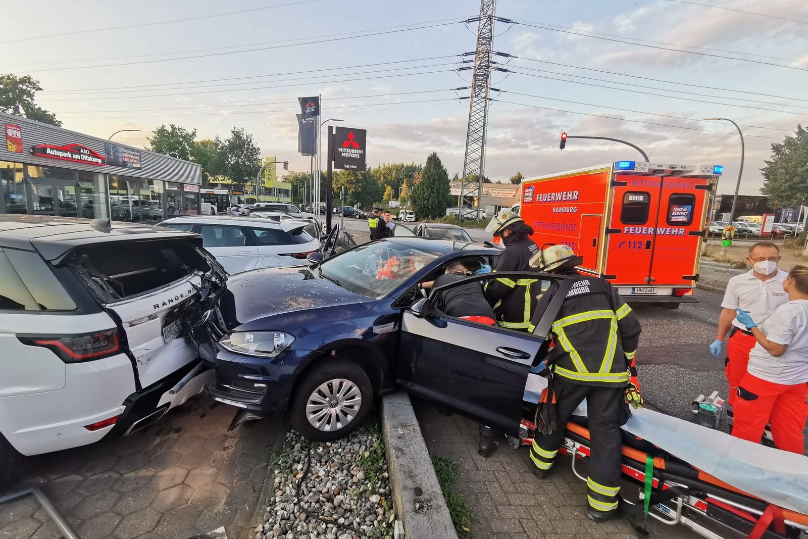 Einsatzkräfte am Unfallort: Der Wagen hatte plötzlich stark beschleunigt.