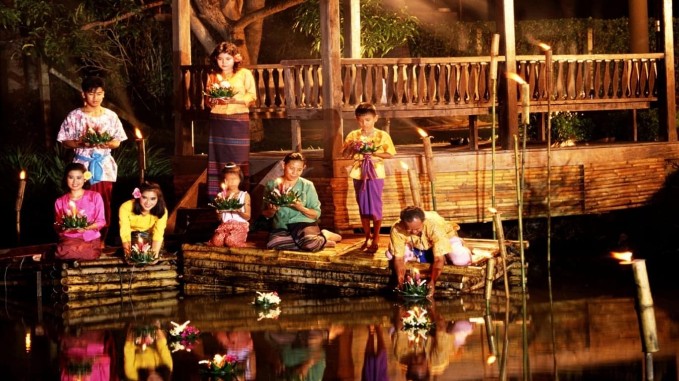 Schwimmende Kerzen: Beim Lichterfest Loi Krathong in Thailand verspricht man sich von dem Lichtspektakel traditionell Glück für das nächste Jahr.