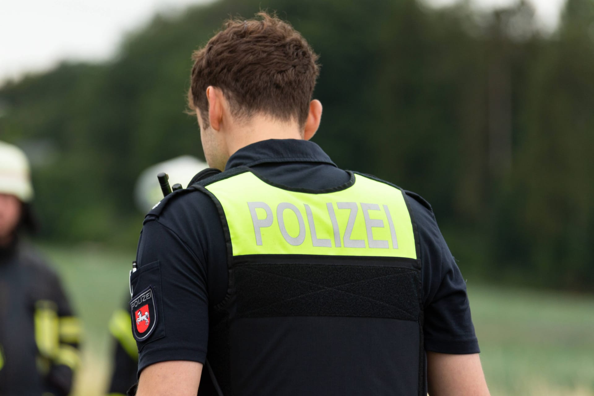 Ein Beamter der Polizei Niedersachsen im Einsatz (Symbolfoto): Der Verdächtige schwieg zunächst.