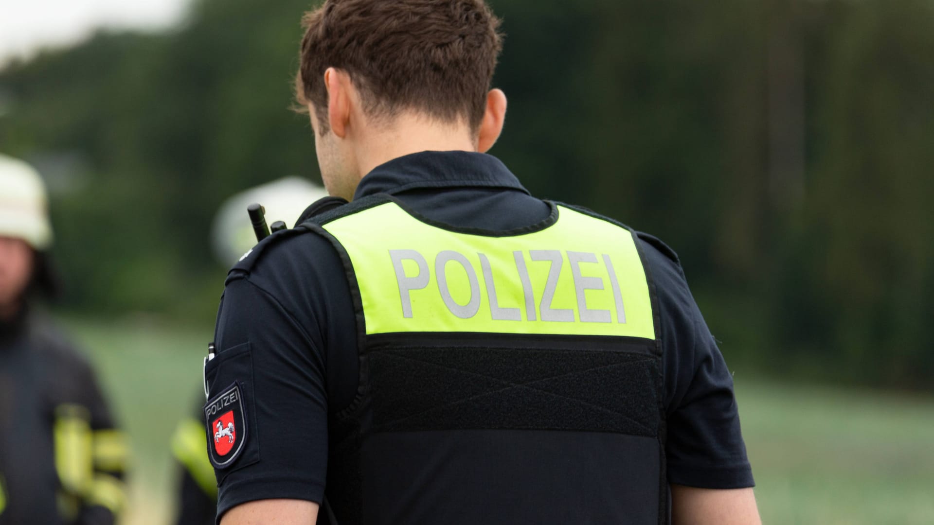 Ein Beamter der Polizei Niedersachsen im Einsatz (Symbolfoto): Der Verdächtige schwieg zunächst.