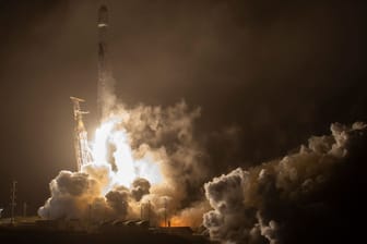 Die SpaceX Falcon 9 Rakete startet mit dem Double Asteroid Redirection Test (Dart) an Bord (Archivbild): Am 26. September soll erstmals eine Sonde der US-Raumfahrtbehörde direkt und absichtlich in einen Asteroiden krachen.
