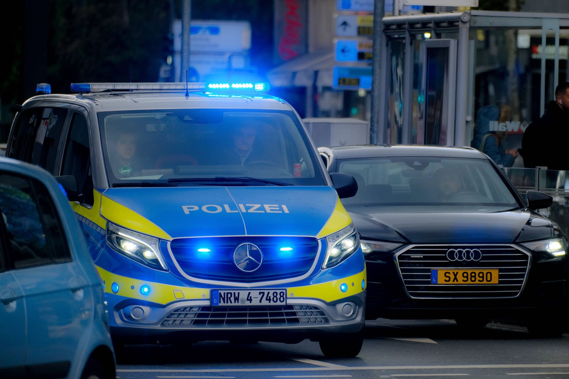 Ein Streifenwagen der Polizei (Symbolbild): Die Frau erlitt Kopfverletzungen.