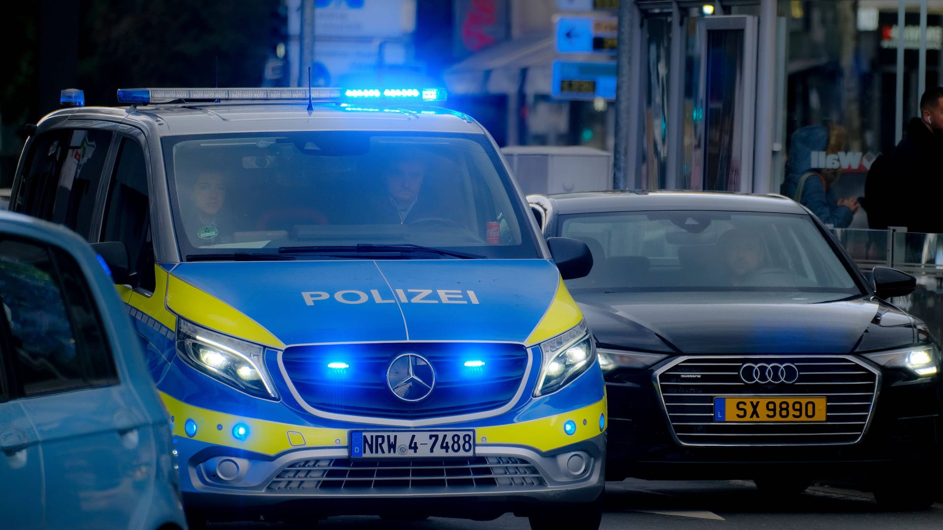 Ein Streifenwagen der Polizei (Symbolbild): Die Frau erlitt Kopfverletzungen.