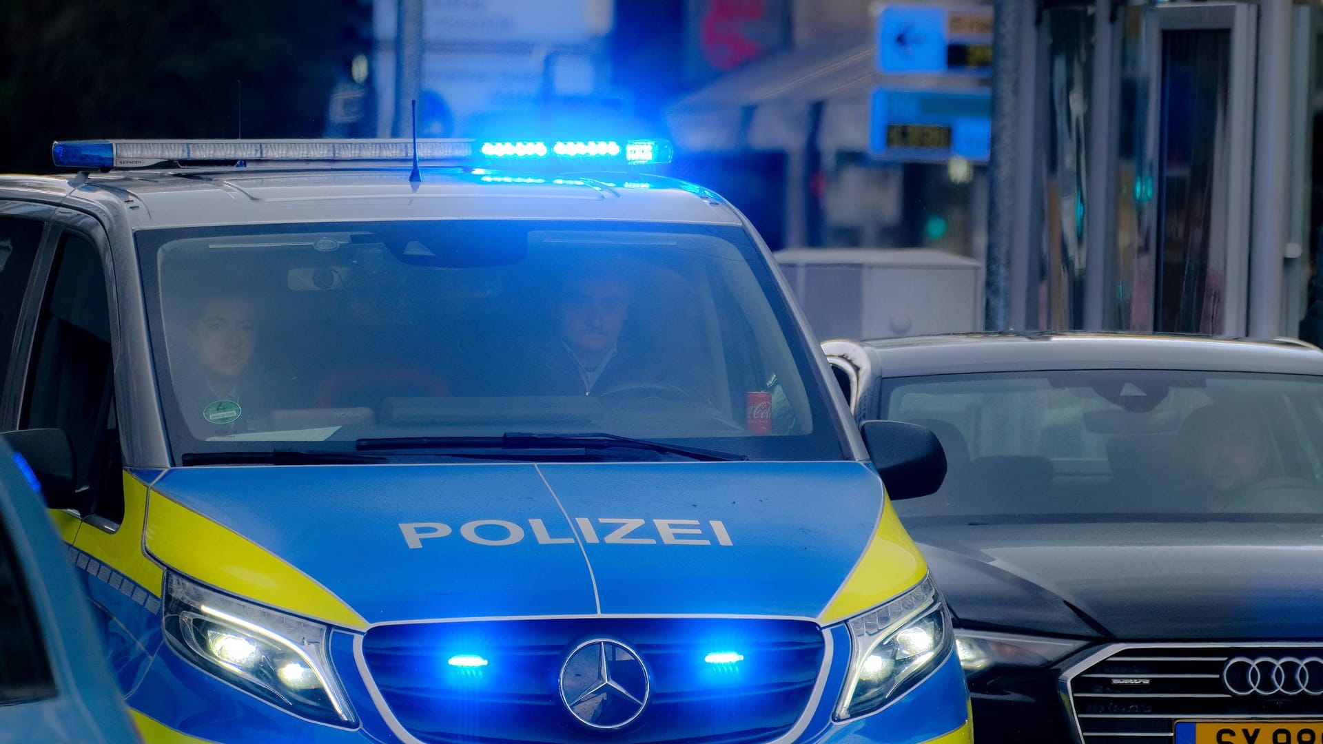 Ein Streifenwagen der Polizei (Symbolbild): Die Frau erlitt Kopfverletzungen.