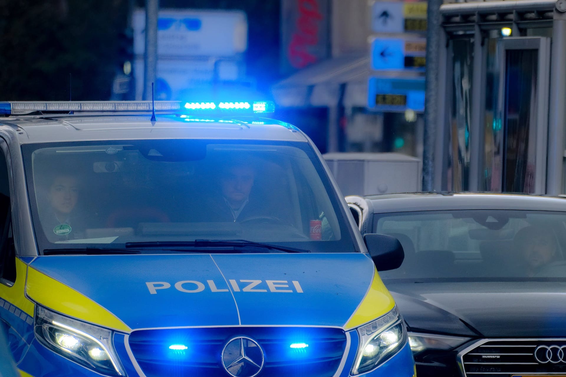 Ein Streifenwagen der Polizei (Symbolbild): Die Frau erlitt Kopfverletzungen.