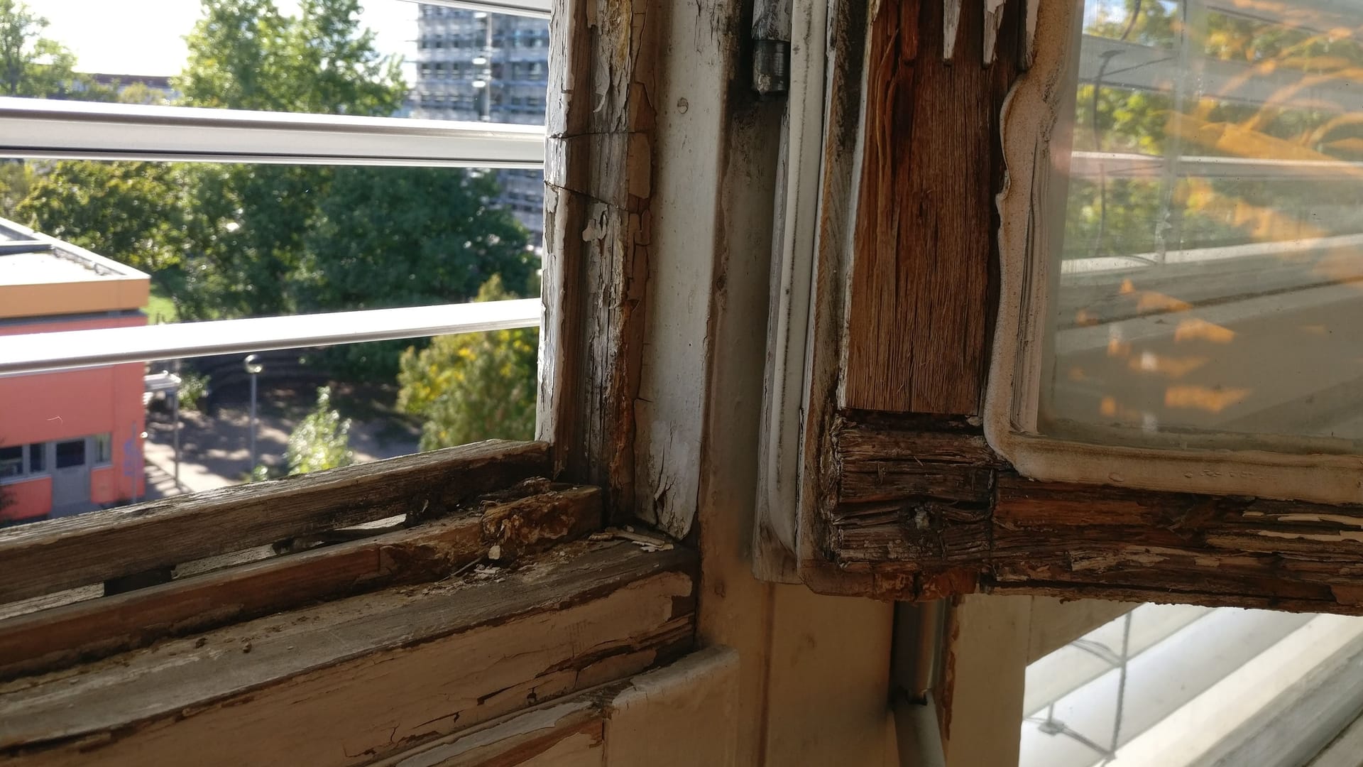 Marodes Fenster im Gymnasium am Europasportpark: Bei Wind drohen sie herauszufallen.