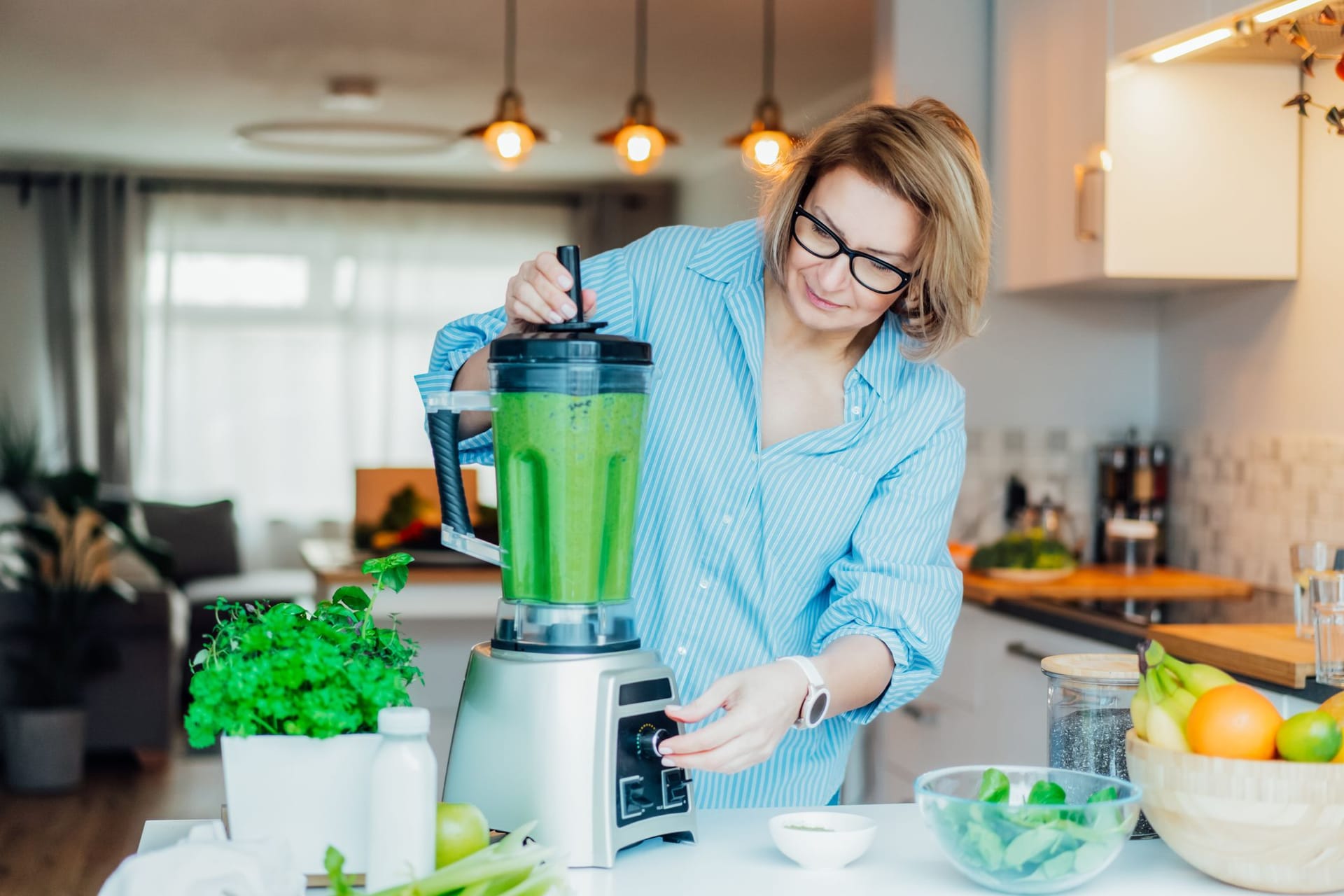 Gesunde Ernährung und viel Bewegung fördern die normale Funktion des Immunsystems.