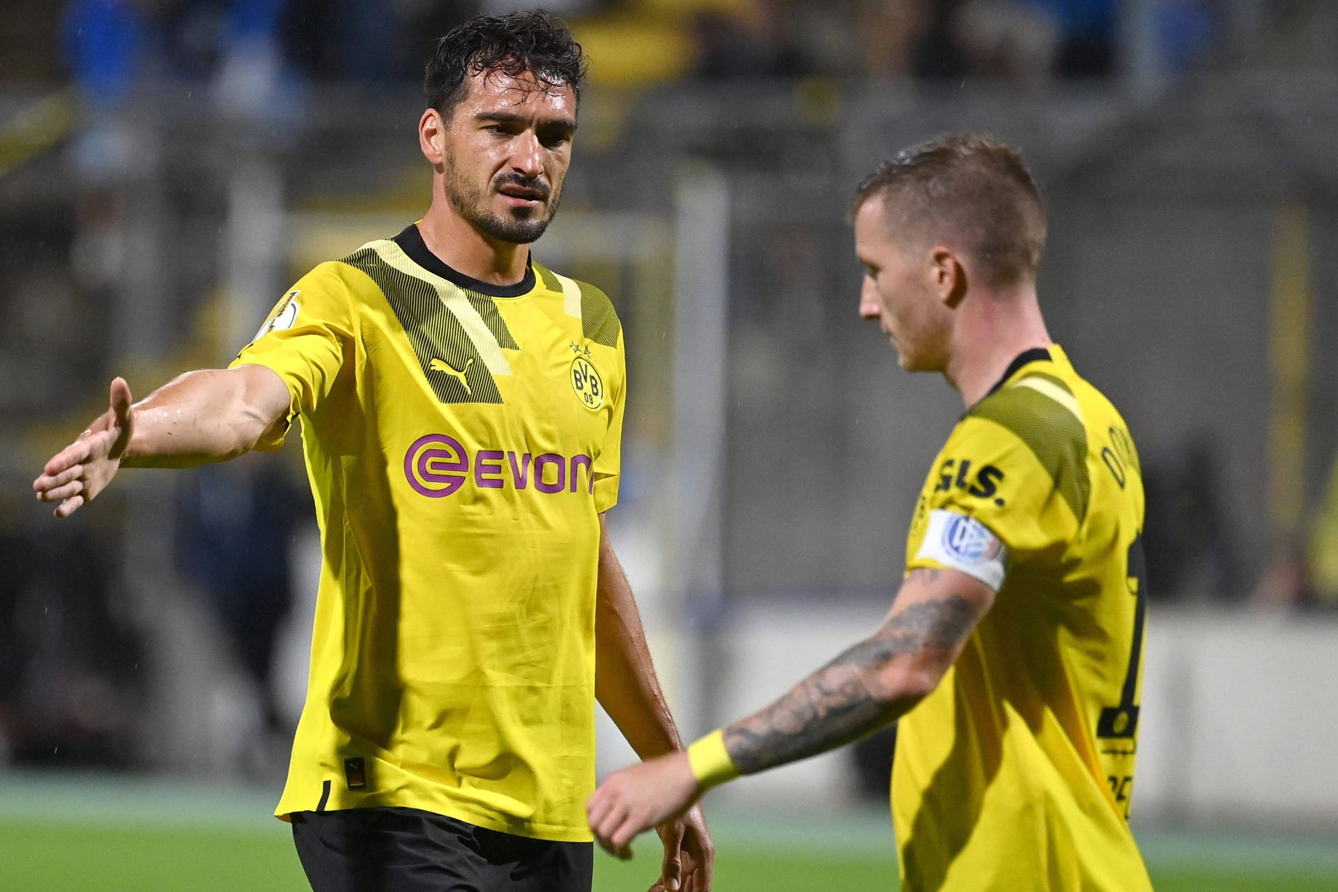 Mats Hummels und Marco Reus (r.): Der Abwehrchef war nach der Niederlage sauer auf den BVB-Kapitän.