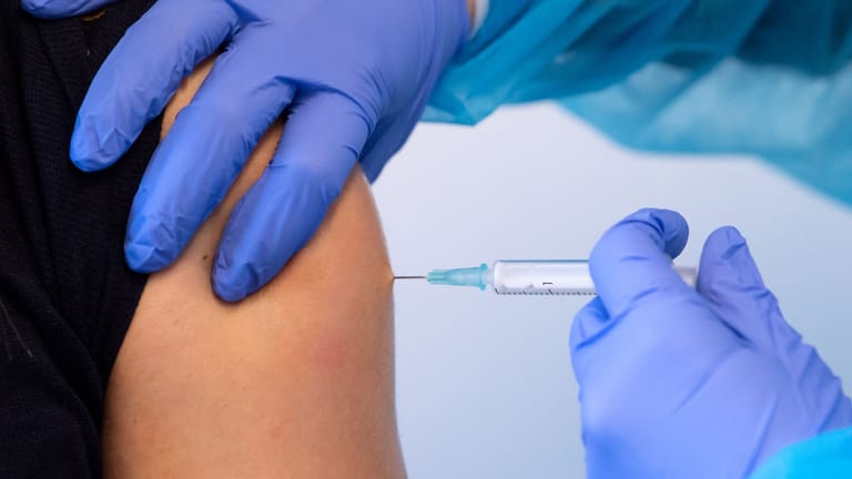 Impfung (Symbolbild): Die Corona-Impfungen sollen in Zukunft bevorzugt mit den angepassten Präparaten erfolgen