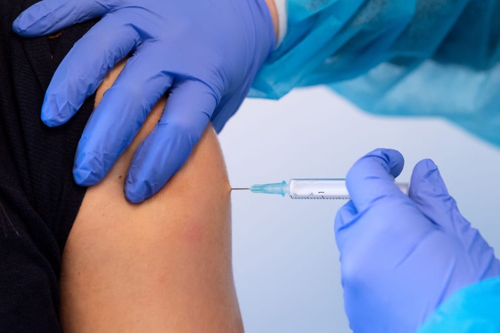 Impfung (Symbolbild): Die Corona-Impfungen sollen in Zukunft bevorzugt mit den angepassten Präparaten erfolgen