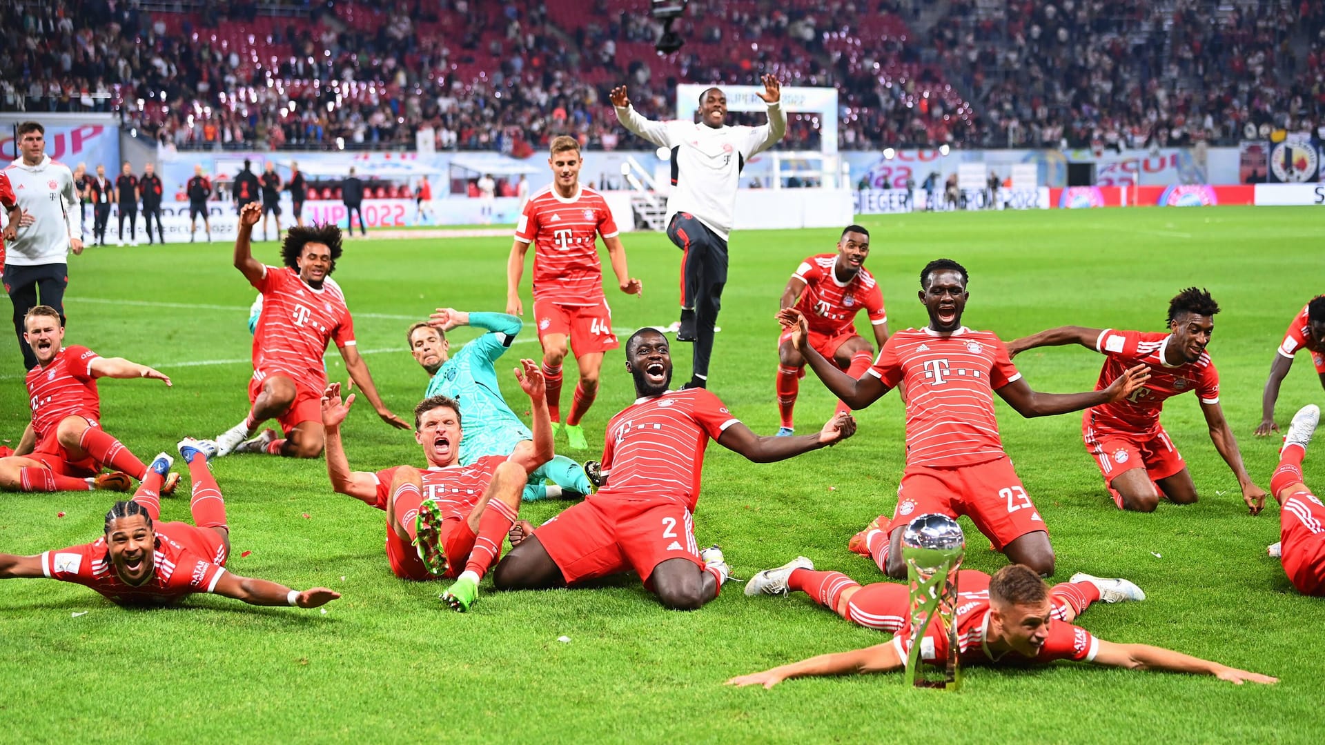 Teamjubel beim FC Bayern München nach dem Sieg über den RB Leipzig: Auch der Deutsche Meister muss in Sachen Nachhaltigkeit noch aufholen.