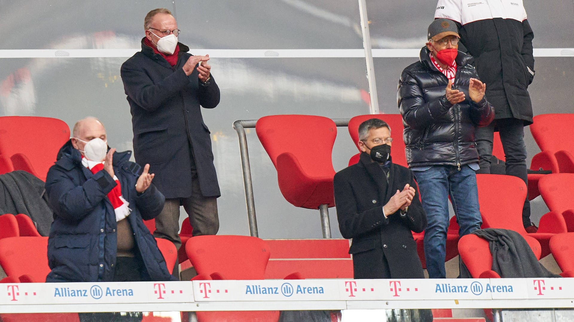 Franz Beckenbauer (r.o.), Herbert Hainer (r.u.), Uli Hoeneß (l.u.) und Karl-Heinz Rummenigge (l.o.): Im März 2021 war Beckenbauer beim 4:0 gegen den VfB Stuttgart zuletzt bei einem Spiel des FC Bayern in der Allianz Arena zu Gast.