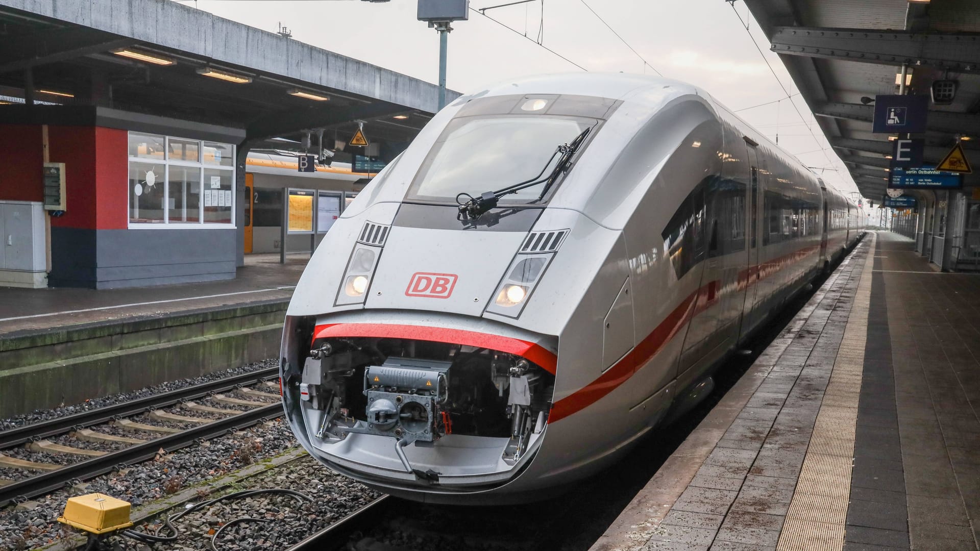 Ein ICE steht an einem Bahngleis (Symbolbild): Die Strecke ist für drei Tage gesperrt. Ein ICE steht an einem Bahngleis (Symbolbild): Die Strecke ist für drei Tage gesperrt.