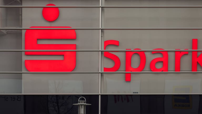 Logo der Sparkasse an der Fassade einer Filiale in Berlin (Archivbild): Für Sparer sind die steigenden Zinsen gute Nachrichten, dennoch könnten sich andere Vermögensanlagen mehr lohnen.
