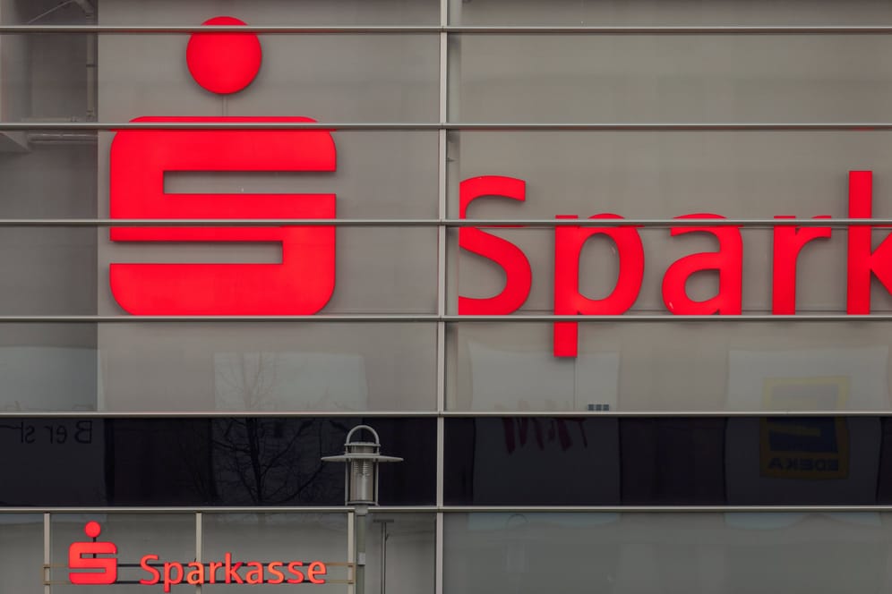 Logo der Sparkasse an der Fassade einer Filiale in Berlin (Archivbild): Für Sparer sind die steigenden Zinsen gute Nachrichten, dennoch könnten sich andere Vermögensanlagen mehr lohnen.