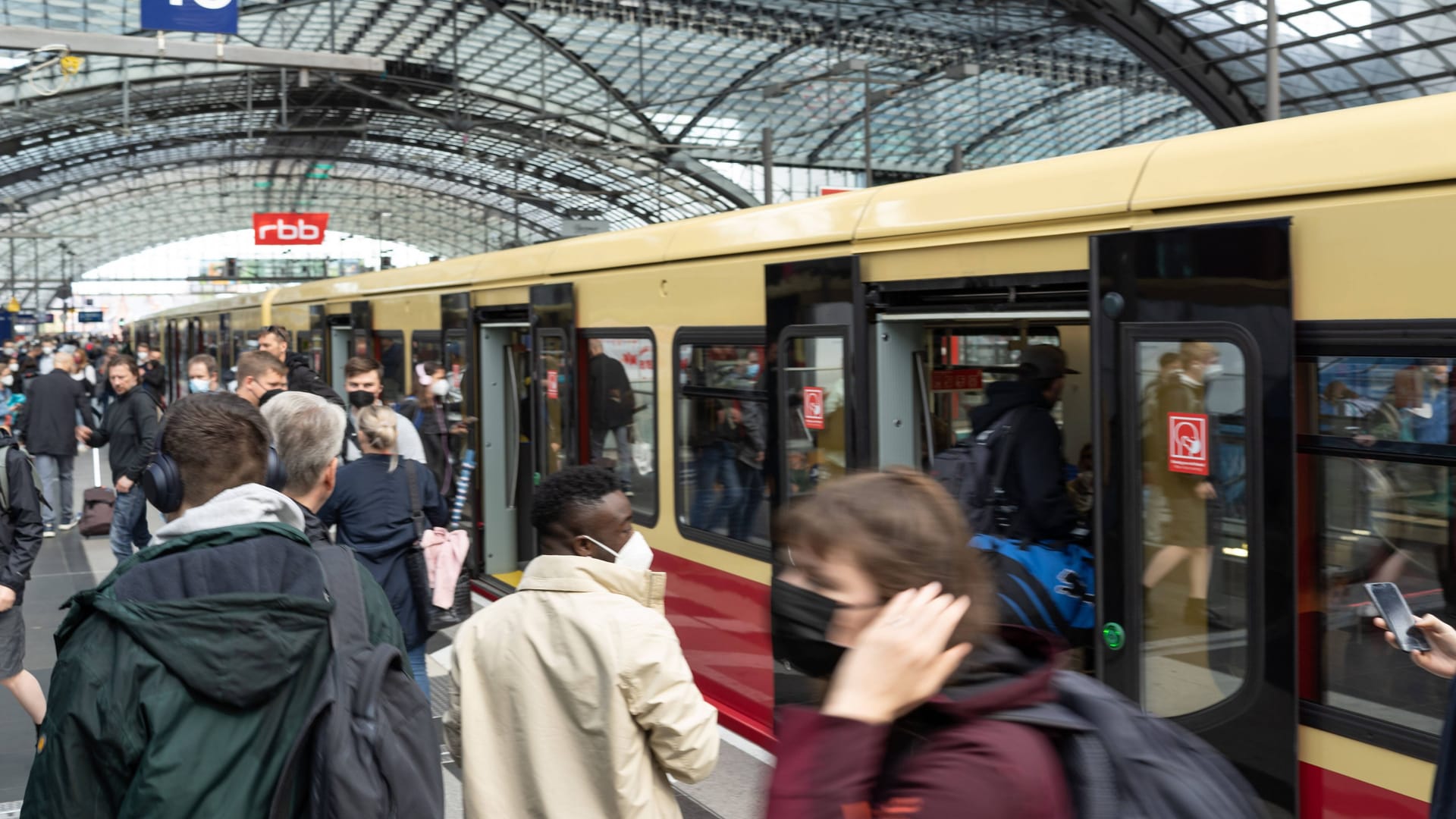 Personen am Gleis (Archivbild): Das 29-Euro-Ticket kann nun gekauft werden. Personen am Gleis (Archivbild): Das 29-Euro-Ticket kann nun gekauft werden.