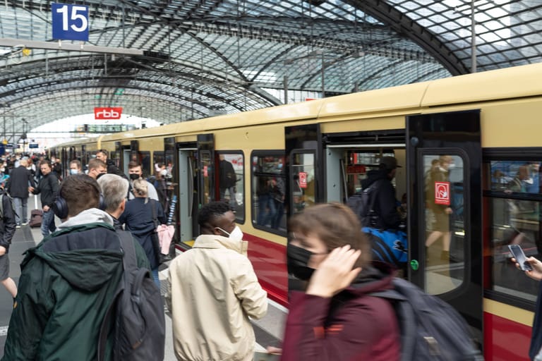Personen am Gleis (Archivbild): Das 29-Euro-Ticket kann nun gekauft werden.