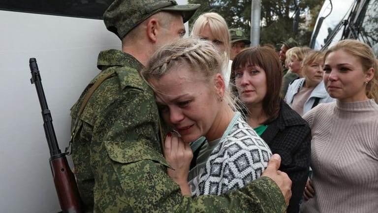 Sewastopol: Angehörige verabschieden Reservisten, die von Russland eingezogen wurden.