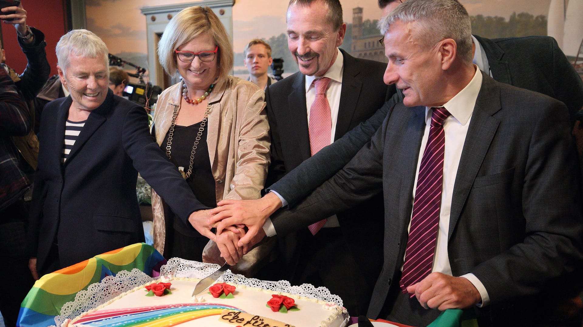 Rückblick ins Jahr 2017 (Archivbild): Die beiden sind bundesweit als erstes homosexuelles Paar getraut worden.