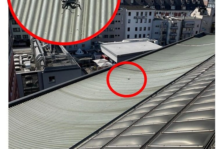 Die Drohne eines 27-jährigen Iren blieb am Kölner Hauptbahnhof auf dem Dach eines Bahnsteigs liegen.