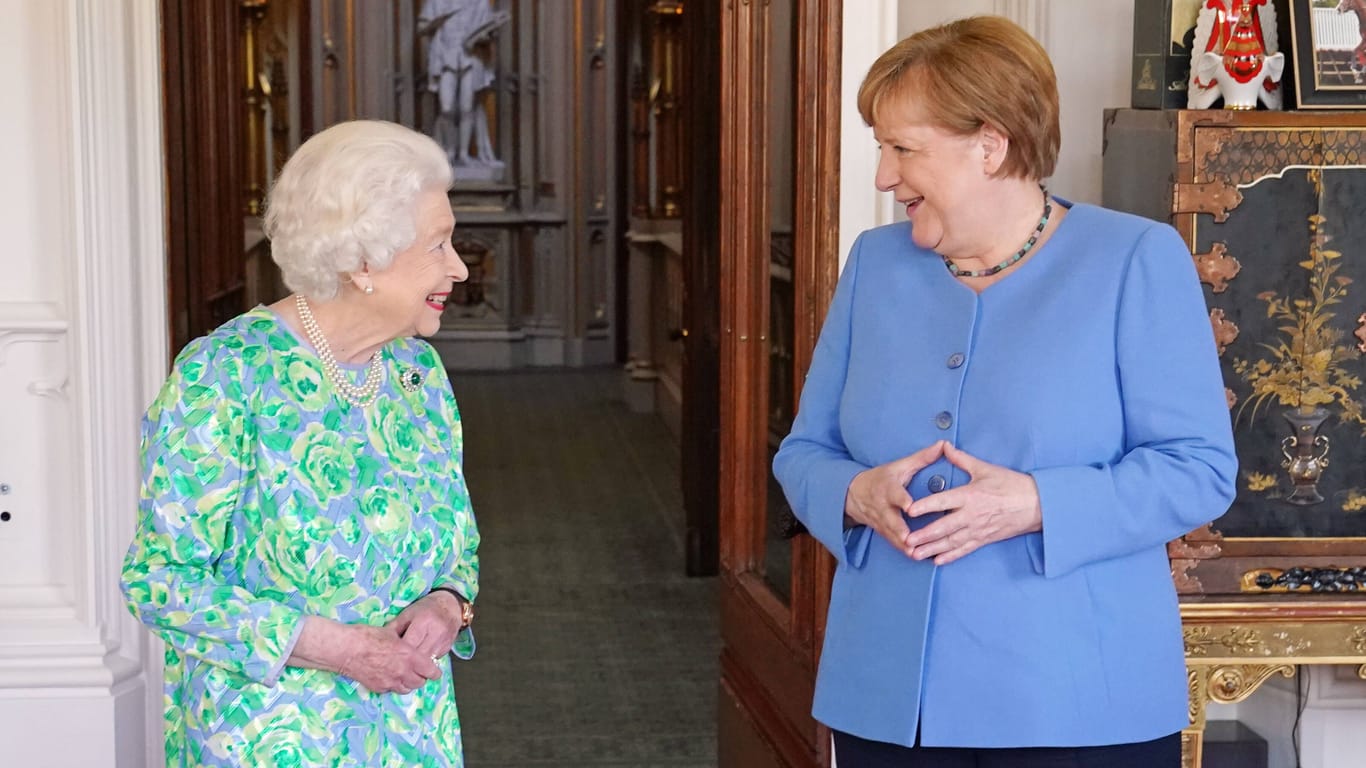 Queen Elizabeth II. und Angela Merkel: Die scheidende Kanzlerin stattete dem britischen Staatsoberhaupt 2021 noch einen letzten Besuch ab.