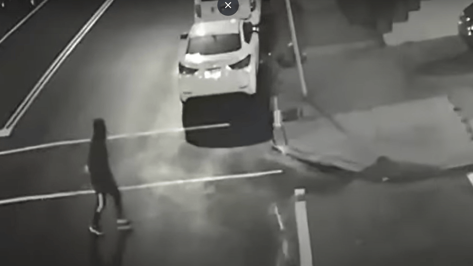 Der Täter: Die Polizei aus Philadelphia veröffentlichte bei YouTube ein Video, in dem der Täter zu sehen ist. Der Täter: Die Polizei aus Philadelphia veröffentlichte bei YouTube ein Video, in dem der Täter zu sehen ist.