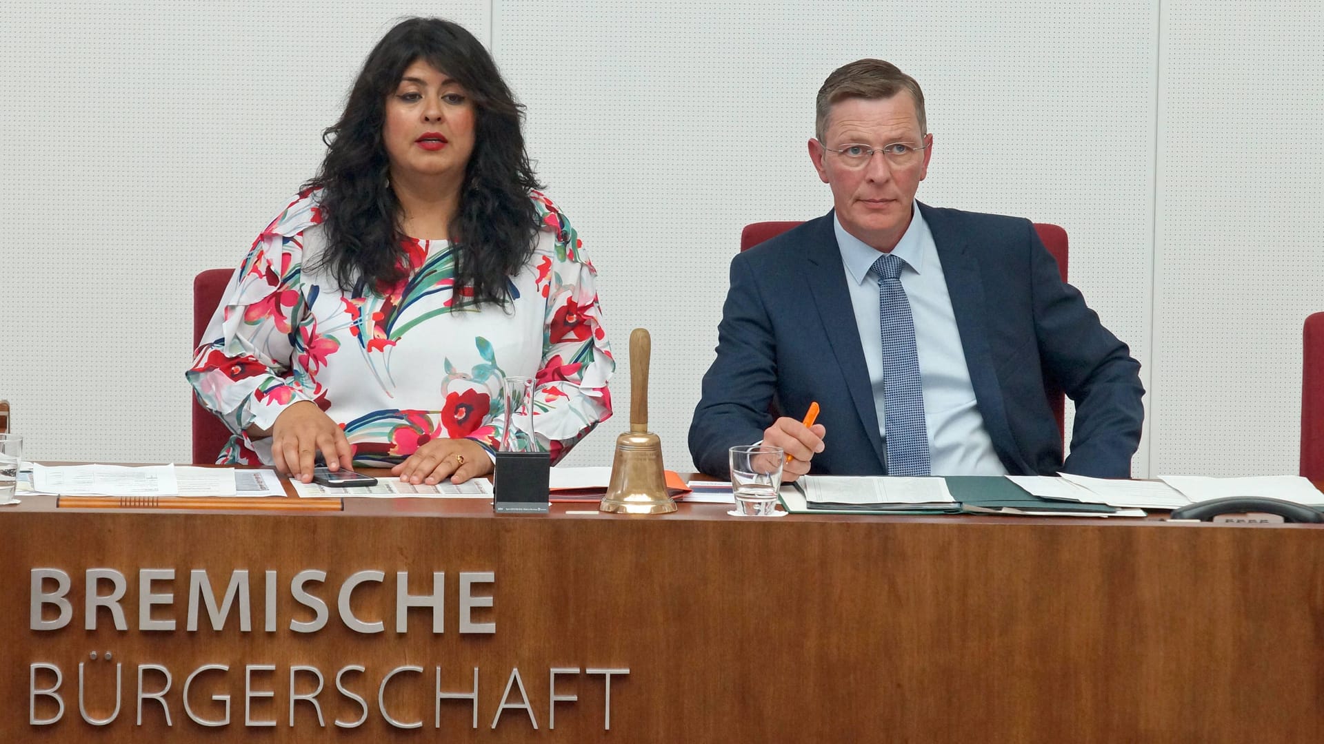 Der Präsident der Bremischen Bürgerschaft, Frank Imhoff, bei einer Parlamentssitzung 2019. Links neben ihm: Vizepräsidentin Sülmez Dogan. Der Präsident der Bremischen Bürgerschaft, Frank Imhoff, bei einer Parlamentssitzung 2019. Links neben ihm: Vizepräsidentin Sülmez Dogan.