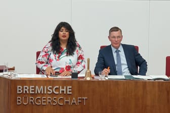 Der Präsident der Bremischen Bürgerschaft, Frank Imhoff, bei einer Parlamentssitzung 2019. Links neben ihm: Vizepräsidentin Sülmez Dogan.