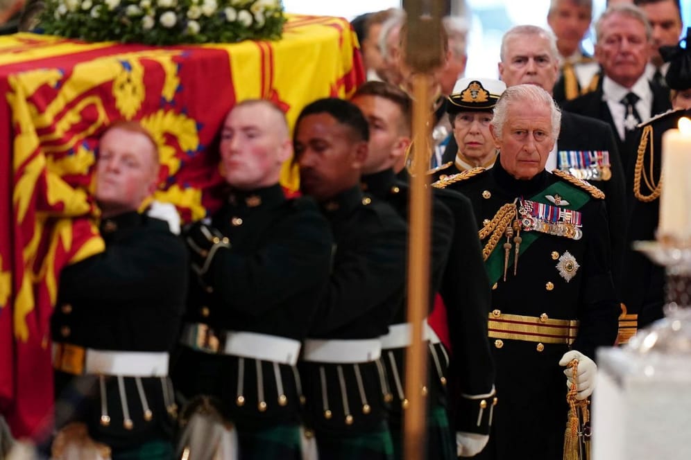 König Charles III. folgt dem Sarg der Queen: Mit einer Prozession wurde die verstorbene Monarchin in die Kathedrale in Edinburgh überführt.