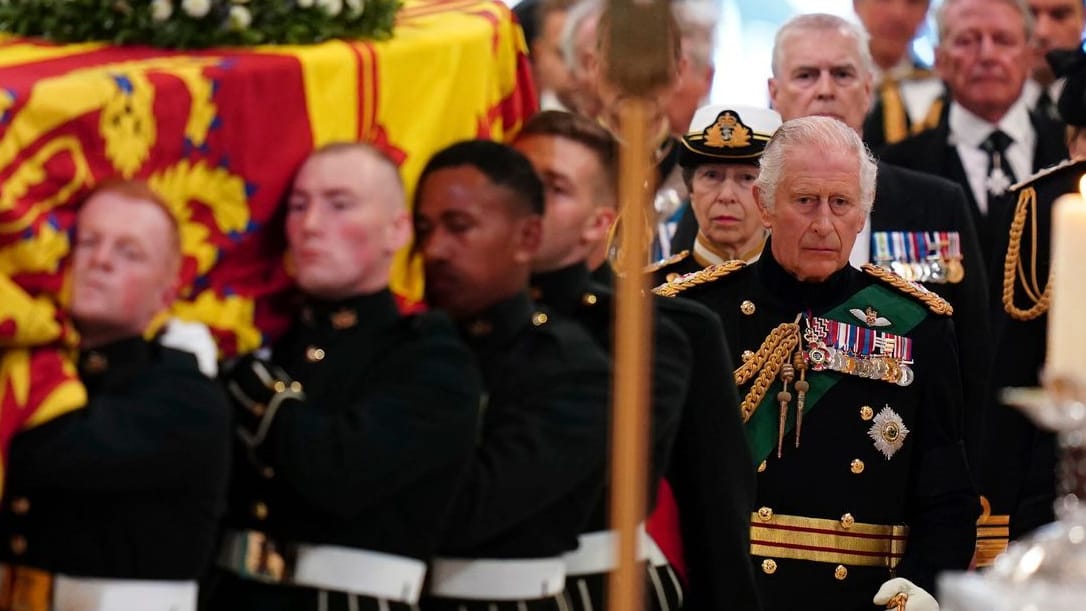 König Charles III. folgt dem Sarg der Queen: Mit einer Prozession wurde die verstorbene Monarchin in die Kathedrale in Edinburgh überführt.