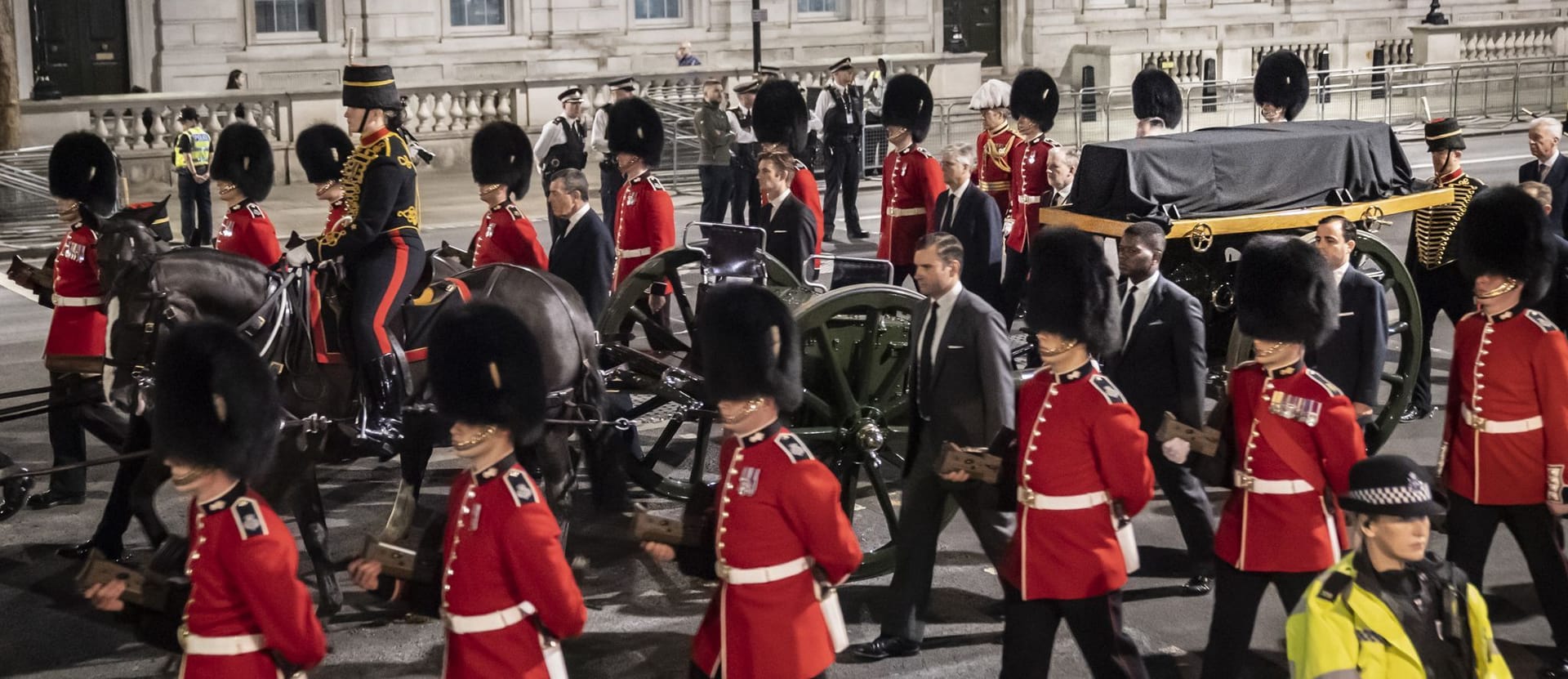 London: Ein Sarg, der dem von Königin Elizabeth II. am Montag entsprechen soll.