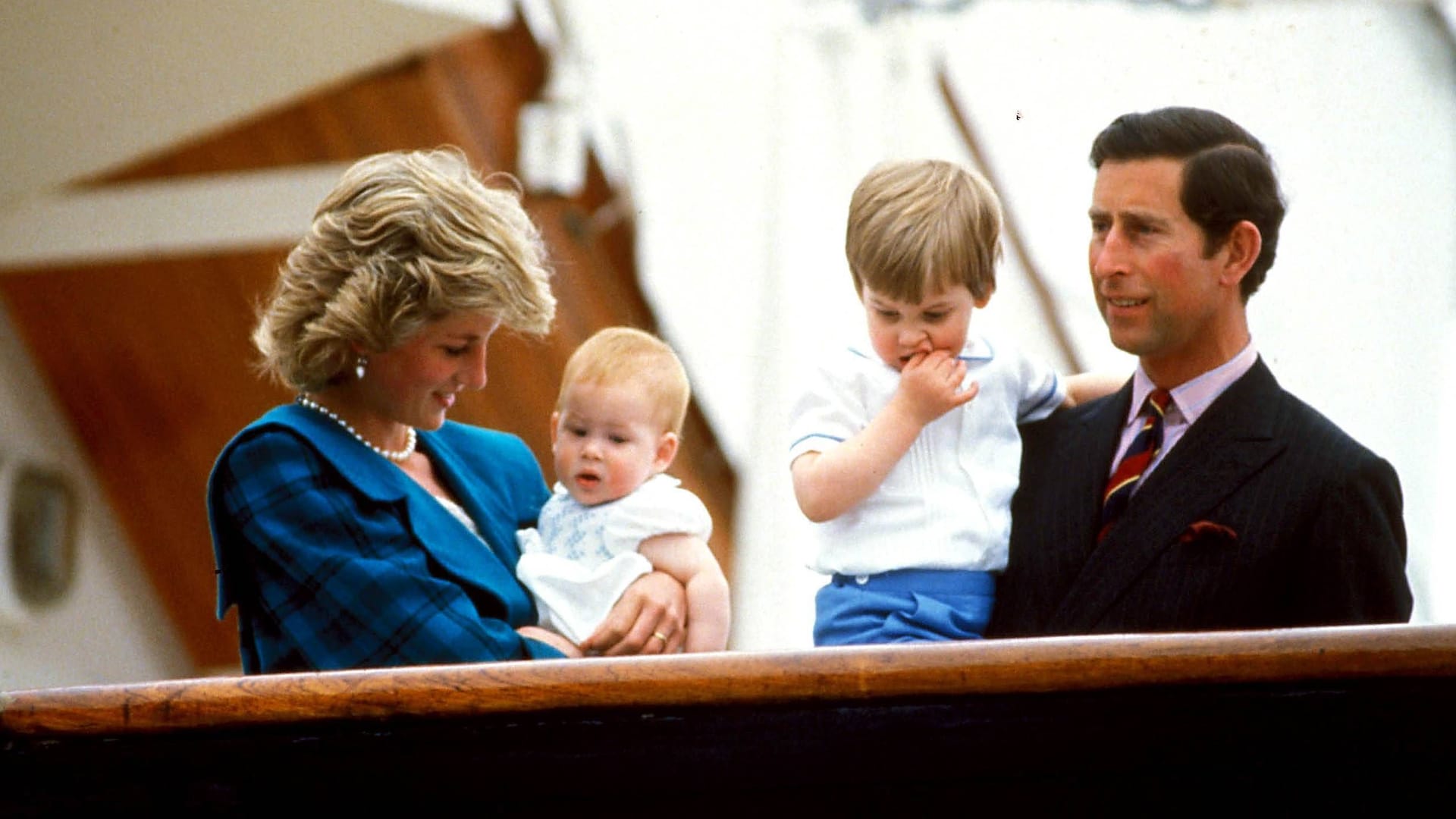 1992: Ihr zweiter Sohn, Prinz Harry, macht das Liebesglück nach außen hin perfekt. Doch hinter den Kulissen kriselt es in der Ehe der Royals.