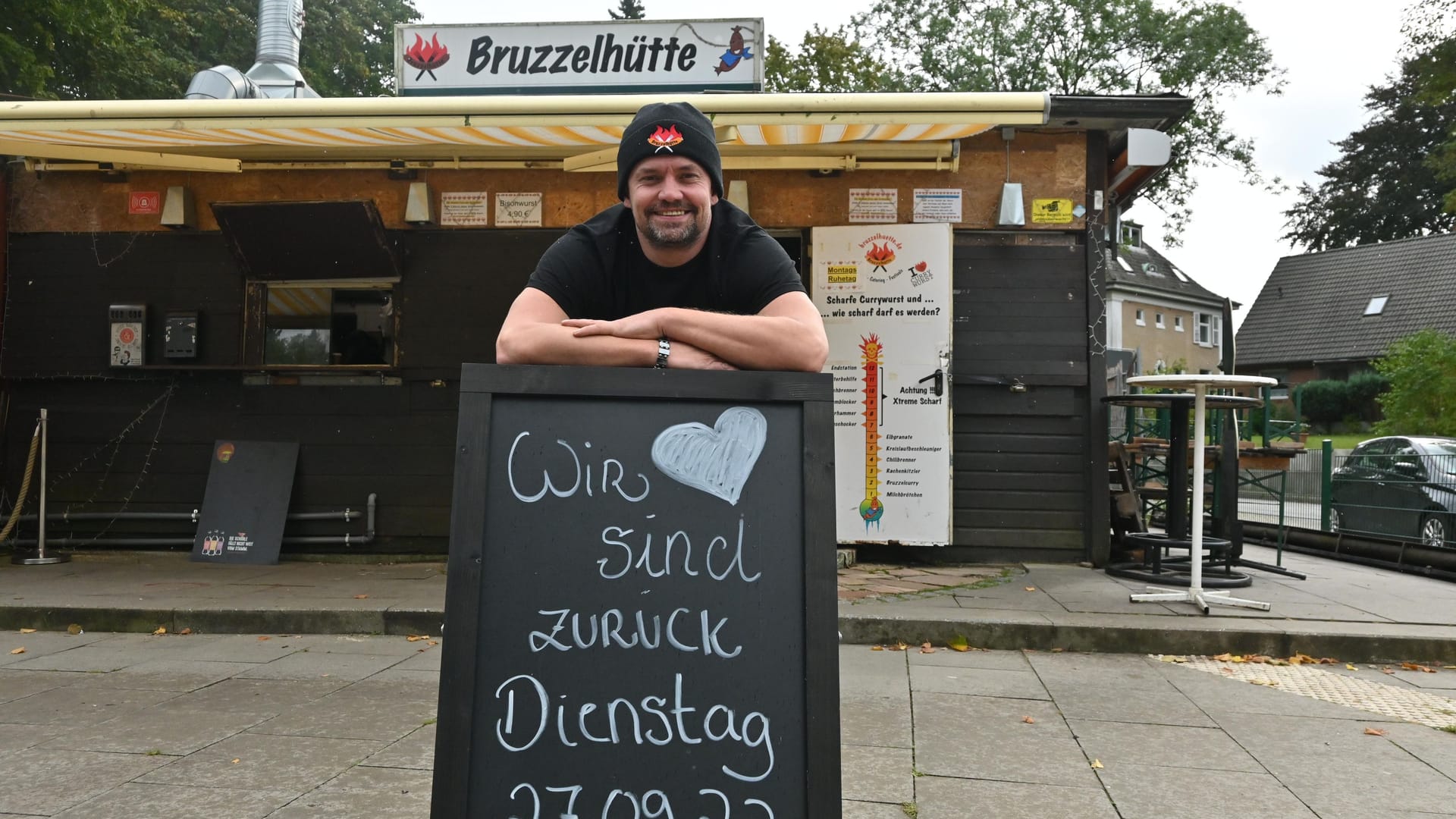 Stefan Labann vor seiner "Bruzzelhütte": Die Kult-Currywurstbude ist wieder da. Stefan Labann vor seiner "Bruzzelhütte": Die Kult-Currywurstbude ist wieder da.