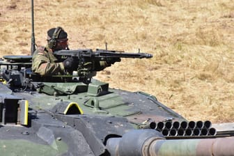 Leopard 2 bei einer Übung der Bundeswehr: Die EU-Parlamentspräsidentin fordert die Lieferung von Kampfpanzern an die Ukraine.