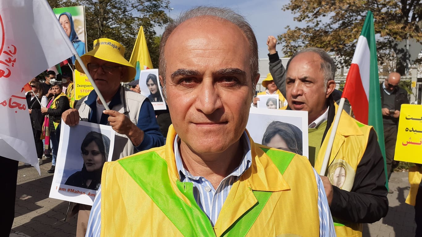 Der 60-jährige Hossein Yaghohi: Er ist für die Protestaktion aus Stuttgart nach Frankfurt gefahren.