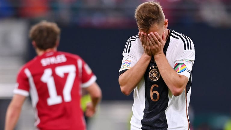 Joshua Kimmich schlägt die Hände vors Gesicht: Die Leistung gegen Ungarn war eine enttäuschende.