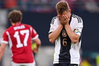 Joshua Kimmich schlägt die Hände vors Gesicht: Die Leistung gegen Ungarn war eine enttäuschende.