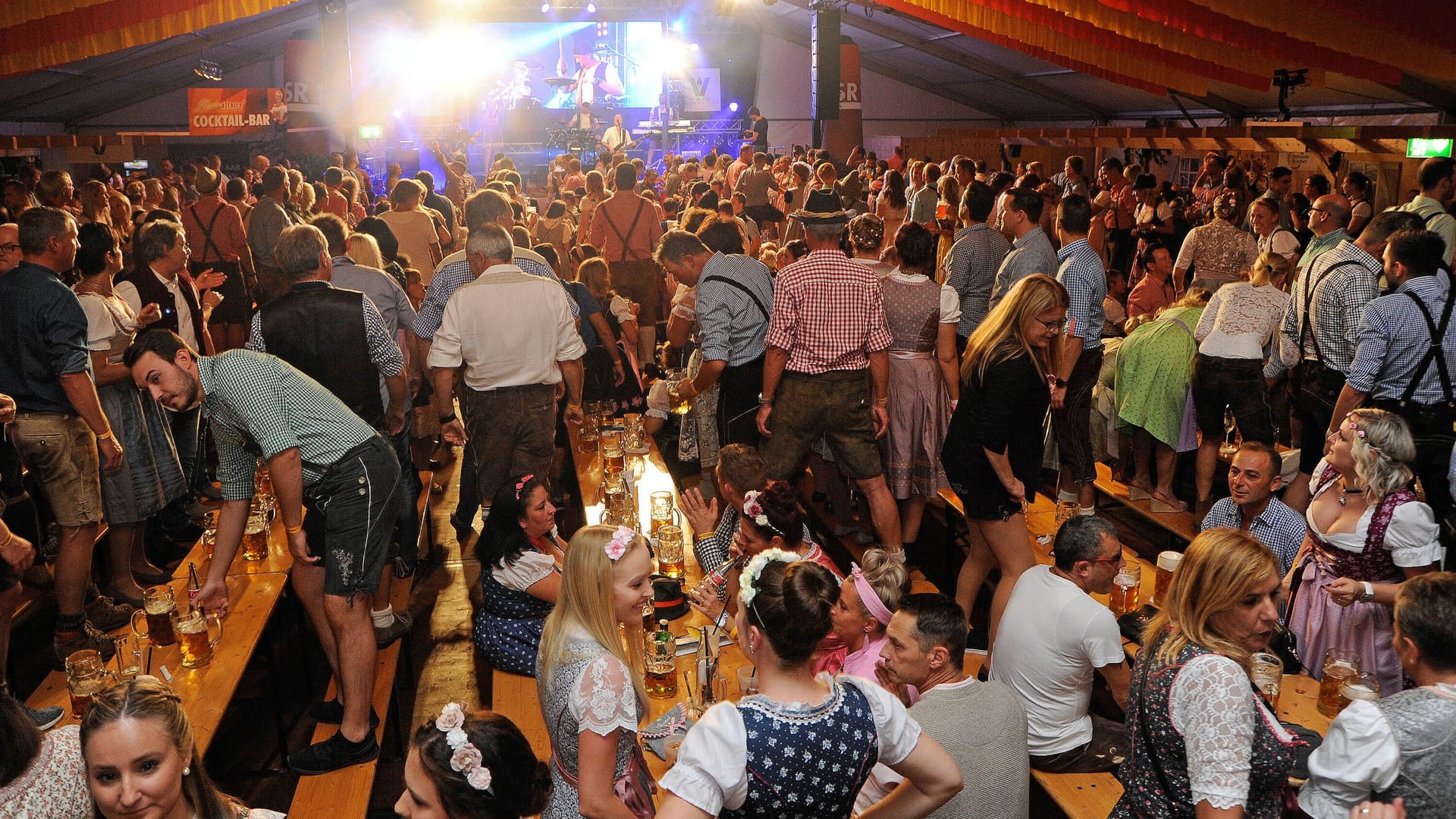 Besucher in St. Ingbert (Archivbild): Ein Festzelt macht noch keine Wiesn.