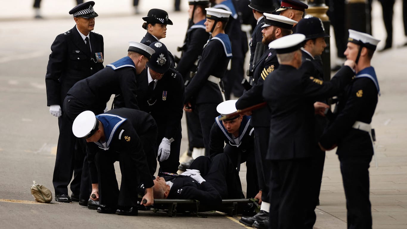 Polizist auf den Straßen Londons: Ein Beamter muss auf einer Bahre weggetragen werden.