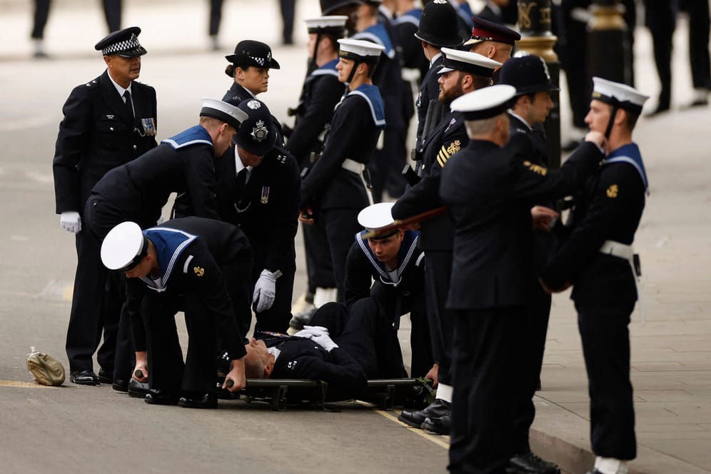 Polizist auf den Straßen Londons: Ein Beamter muss auf einer Bahre weggetragen werden.