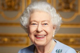 Der Buckingham Palast hat ein neues Porträt von Königin Elizabeth II. am Vorabend ihrer Beerdigung in der Westminster Abbey veröffentlicht.