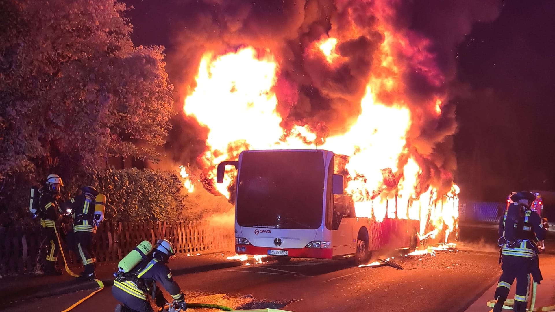 Einsatzfoto der Bonner Feuerwehr: 30 Feuerwehrleute waren im Einsatz.