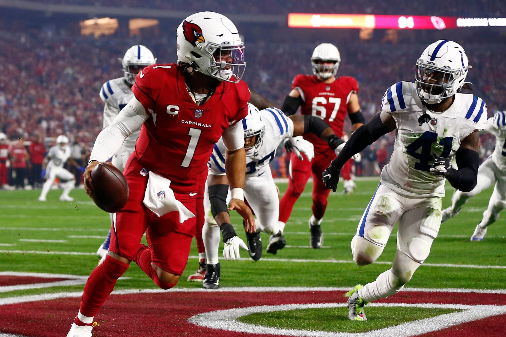 Kyler Murray (l.): Der Quarterback der Arizona Cardinals wird ab 2023 nicht mehr bei ProSieben zu sehen sein.