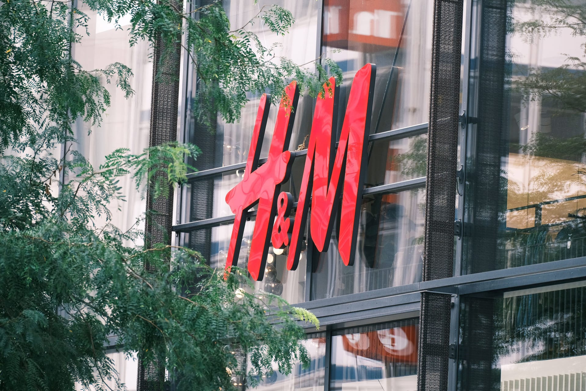 Das Logo der Bekleidungskette H&M an einer Filiale in Düsseldorf (Archivbild): Analysten dürften über das schlechte Ergebnis des Unternehmens im dritten Quartal überrascht sein.