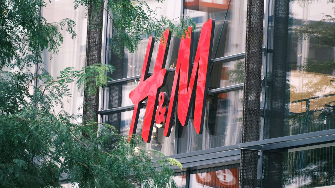 Das Logo der Bekleidungskette H&M an einer Filiale in Düsseldorf (Archivbild): Analysten dürften über das schlechte Ergebnis des Unternehmens im dritten Quartal überrascht sein.
