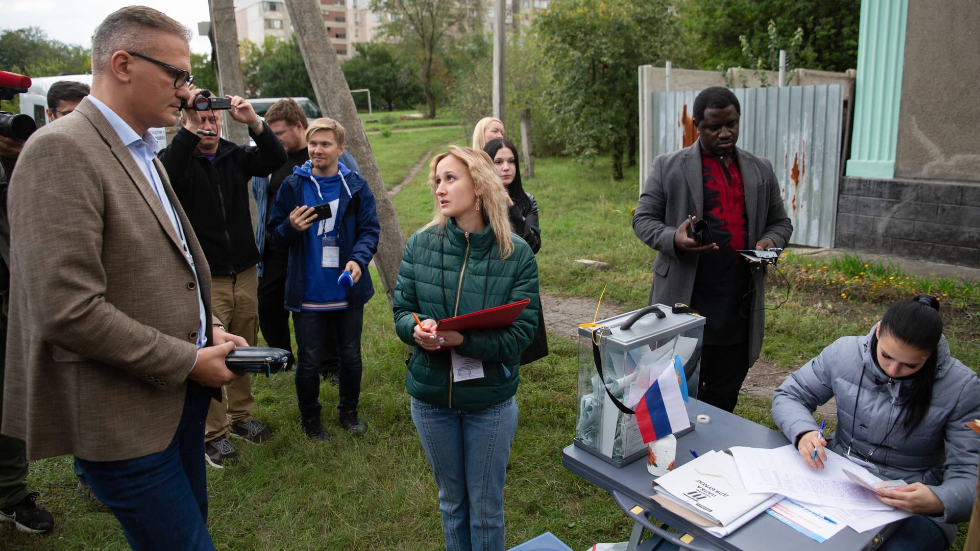 Beobachter beim "Referendum": Dieser Gruppe mit Teilnehmern aus Weißrussland, Kamerun und der Slowakei gehörten auch zwei Deutsche an.