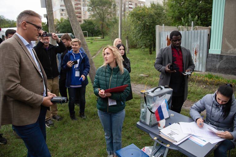 Beobachter beim "Referendum": Dieser Gruppe mit Teilnehmern aus Weißrussland, Kamerun und der Slowakei gehörten auch zwei Deutsche an.