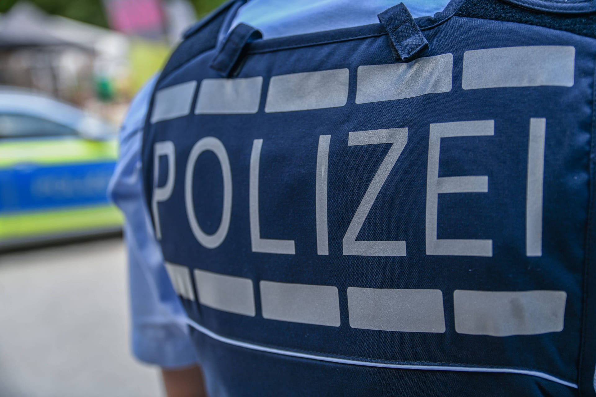 Der Schriftzug "Polizei" auf einer Uniform (Symbolbild): Mehrere Streifenwagen waren im Einsatz.