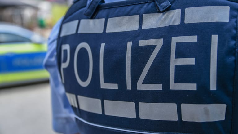 Der Schriftzug "Polizei" auf einer Uniform (Symbolbild): Mehrere Streifenwagen waren im Einsatz.