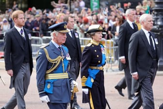 Familienaufstellung beim Trauerzug: Prinz Harry, König Charles III., Peter Phillips, Prinzessin Anne und Prinz Andrew.